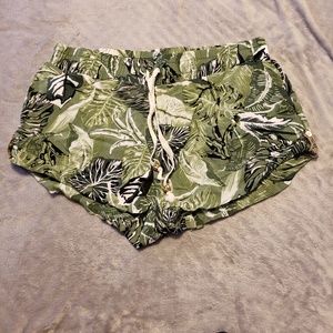 🔥LAST PRICE DROP🔥Leaf print flowy shorts!
